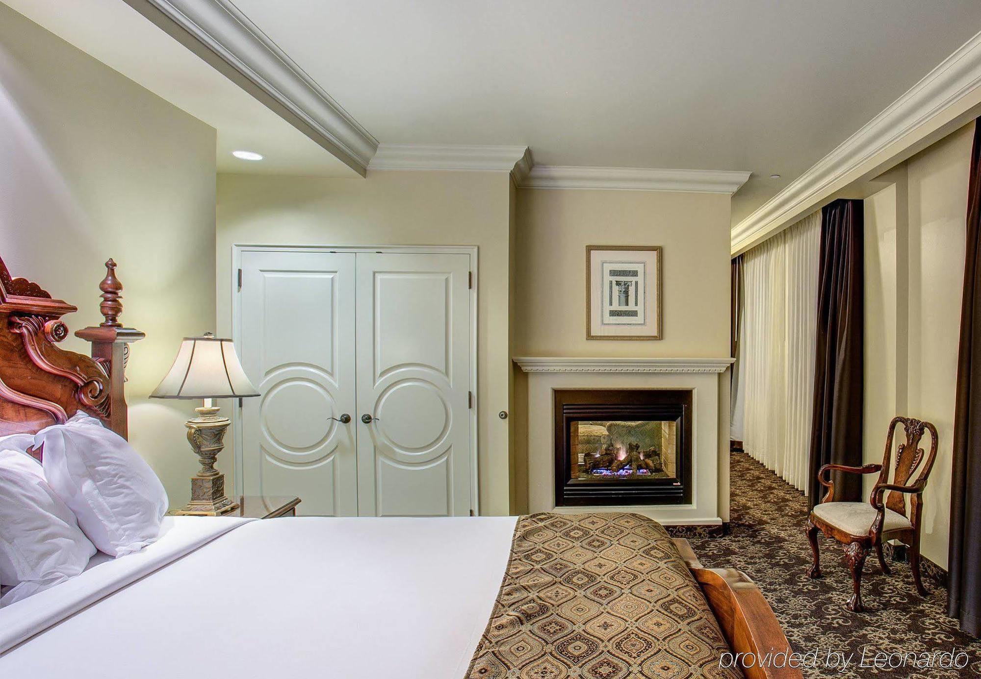 The Davenport Tower, Autograph Collection 4*
